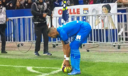 不是点球！英超官方：查洛巴撞倒戈登属护球动作，因此未判点（英超官方：查洛巴与戈登的接触系护球动作，未判点球）