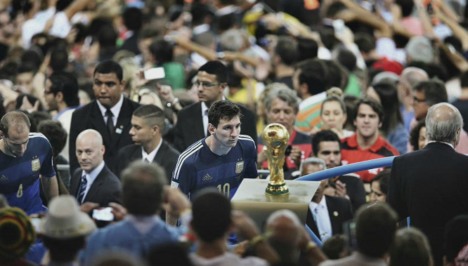 抽象！加纳乔一对一尝试假动作晃动带球过人，直接将球传给对手（离谱一幕！加纳乔单挑频做假动作欲过人，却将球直接送给对手）