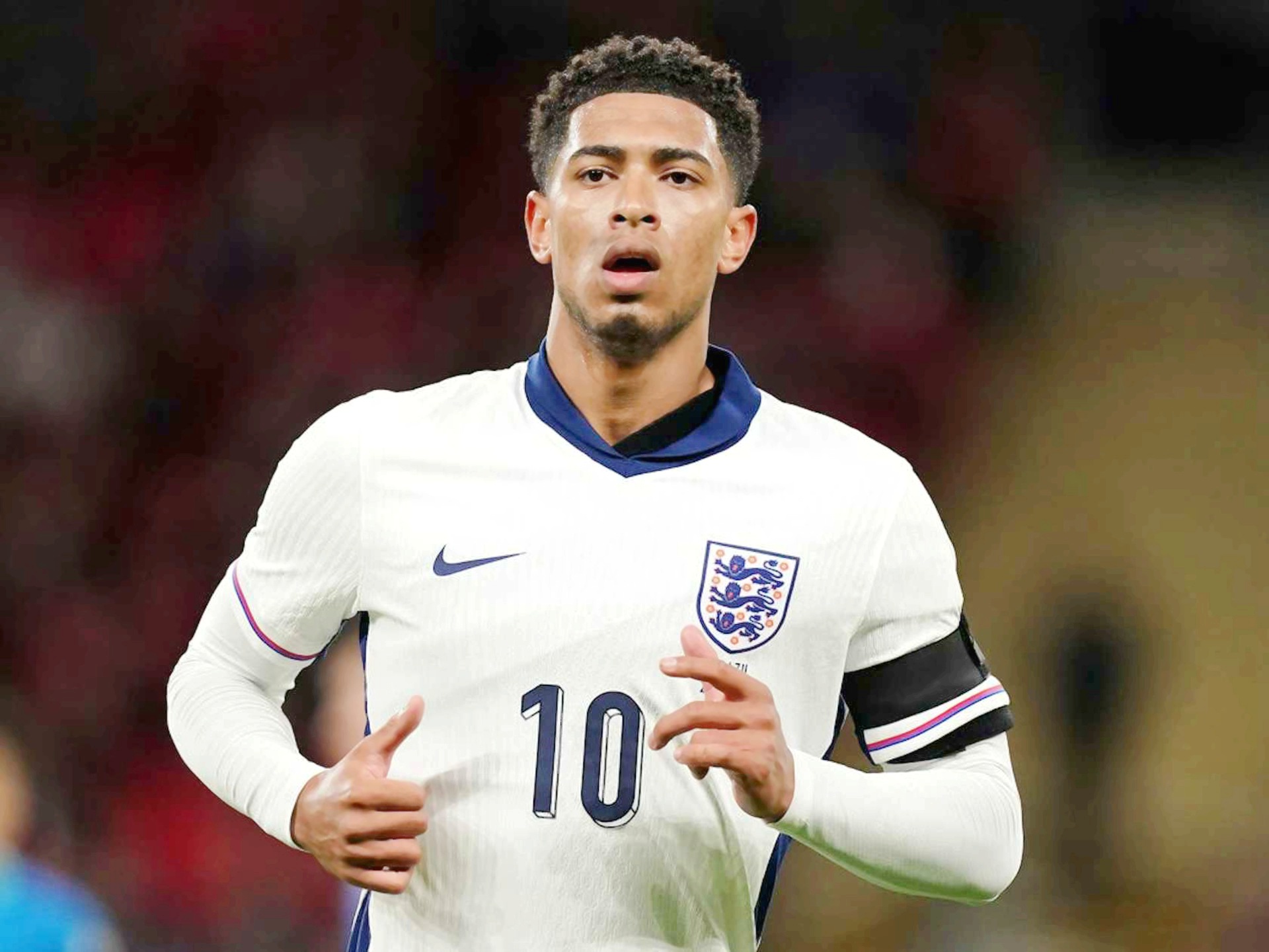 超高人气，一印度女球迷接机时手举标语：梅西，拯救印度足球（人气爆棚，印度女球迷机场举牌呼喊：梅西，请拯救印度足球）