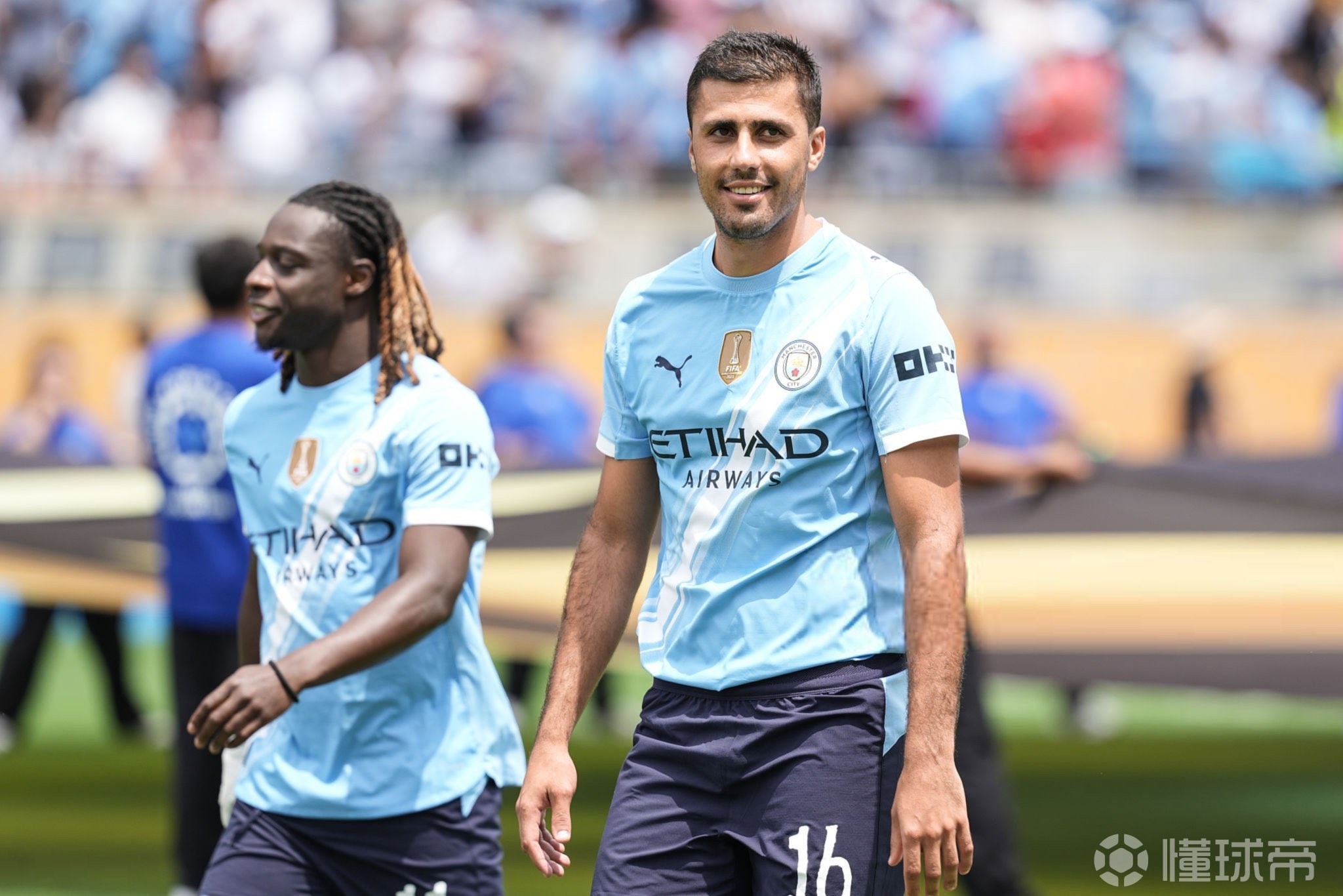 球队集体围着他庆祝太治愈