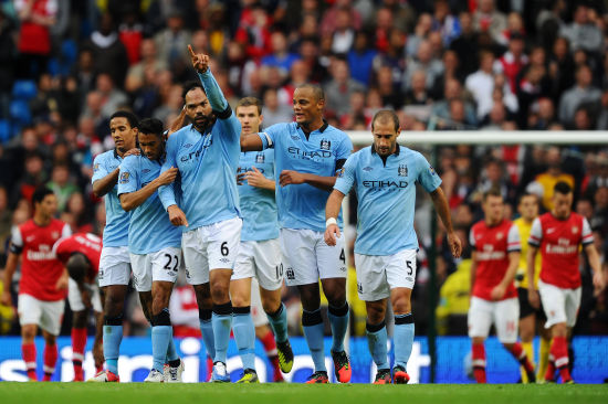 詹姆斯高效29分末节收割比赛，湖人险胜76人迎关键胜利