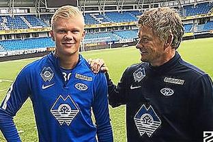 中场核心连续突破防守制造射门机会