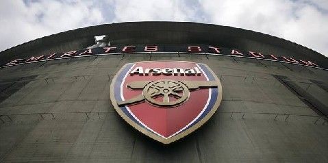 特伦斯·克劳福德因拒缴WBC制裁费被剥夺拳王头衔，引发争议，拳迷对其立场分化，争议持续。