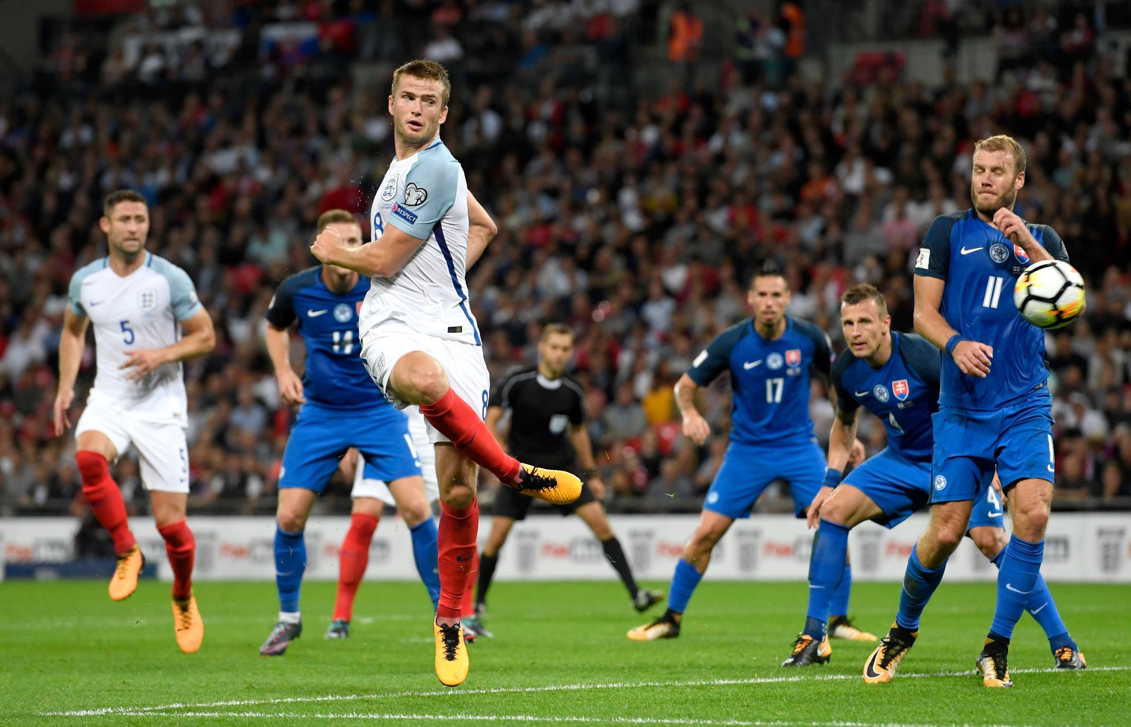 半场：拜仁2-2弗赖堡，卡尔、奥利塞分别传射，铃木唯人进球