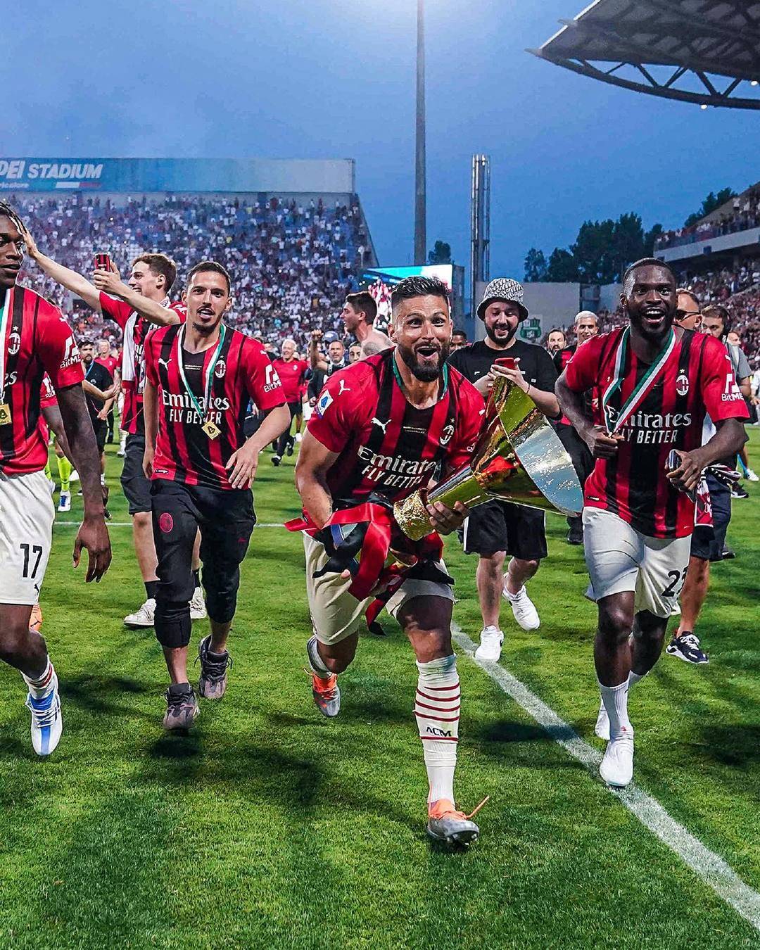 16岁344天，基亚拉是拜仁队史德甲第二年轻的出场球（16岁344天，基亚拉成为拜仁德甲队史第二年轻出场球员）