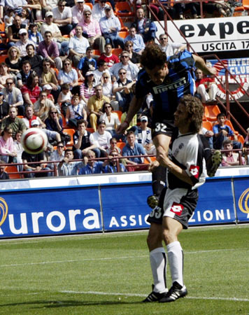 世体：安东尼脚踝伤势有所缓解，应该可以顺利出战巴萨