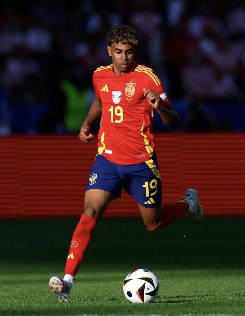 图片报：皇萨仁等豪门都在争夺16岁艾希霍恩，赫塔想和他续约