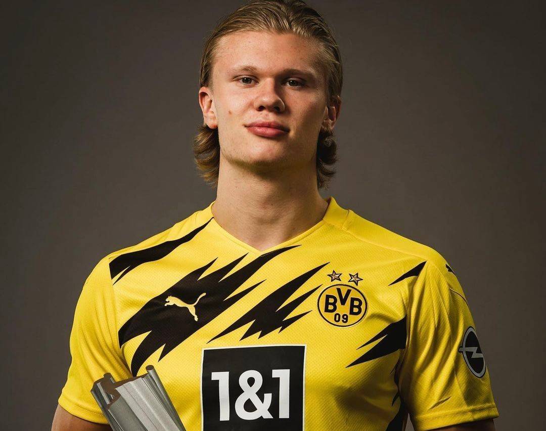 头球建功！利兹联后卫比约尔是第4位英超进球的斯洛文尼亚球员（利兹联后卫比约尔头球破门，成为英超进球的第4位斯洛文尼亚球员）